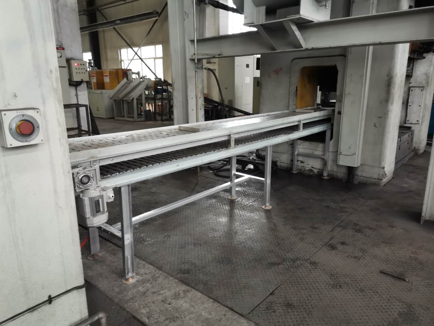 鍛造車(chē)間用板鏈輸送機(jī)